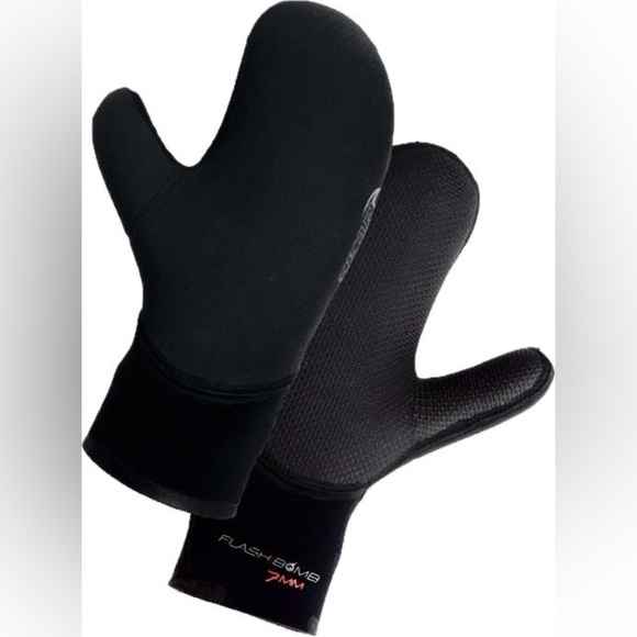 Rip Curl’s 7mm Neoprene Mittens.
The FLASHBOMB 7mm is the warmest option! - Picture 2 of 9